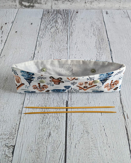 Nadelgarage 20 cm Winter Village mit Häuser- und Tannenmotiv - handgenäht in Bayern von Nadelmikado