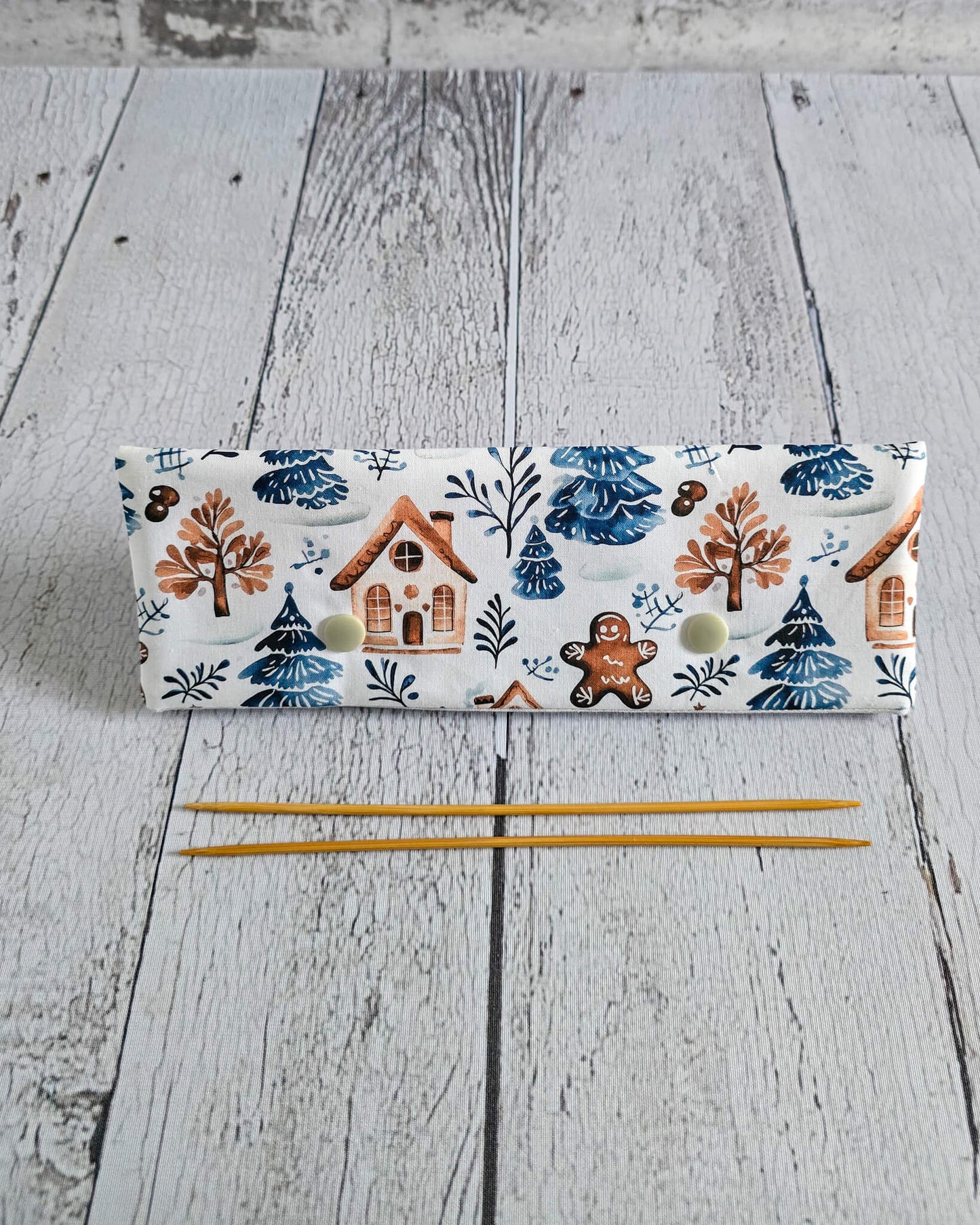 Nadelgarage 20 cm Winter Village mit Häuser- und Tannenmotiv - handgenäht in Bayern von Nadelmikado