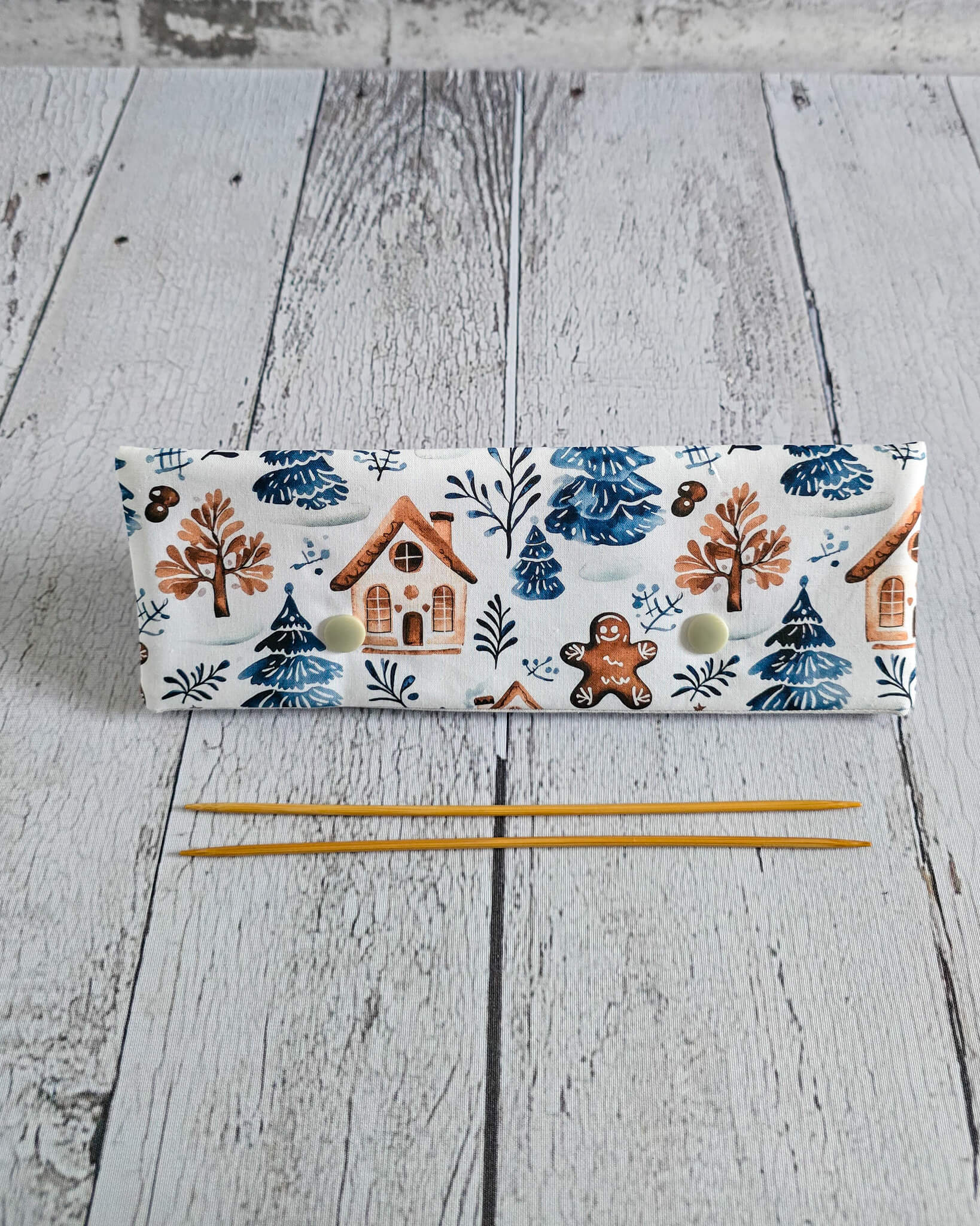 Nadelgarage 20 cm Winter Village mit Häuser- und Tannenmotiv - handgenäht in Bayern von Nadelmikado