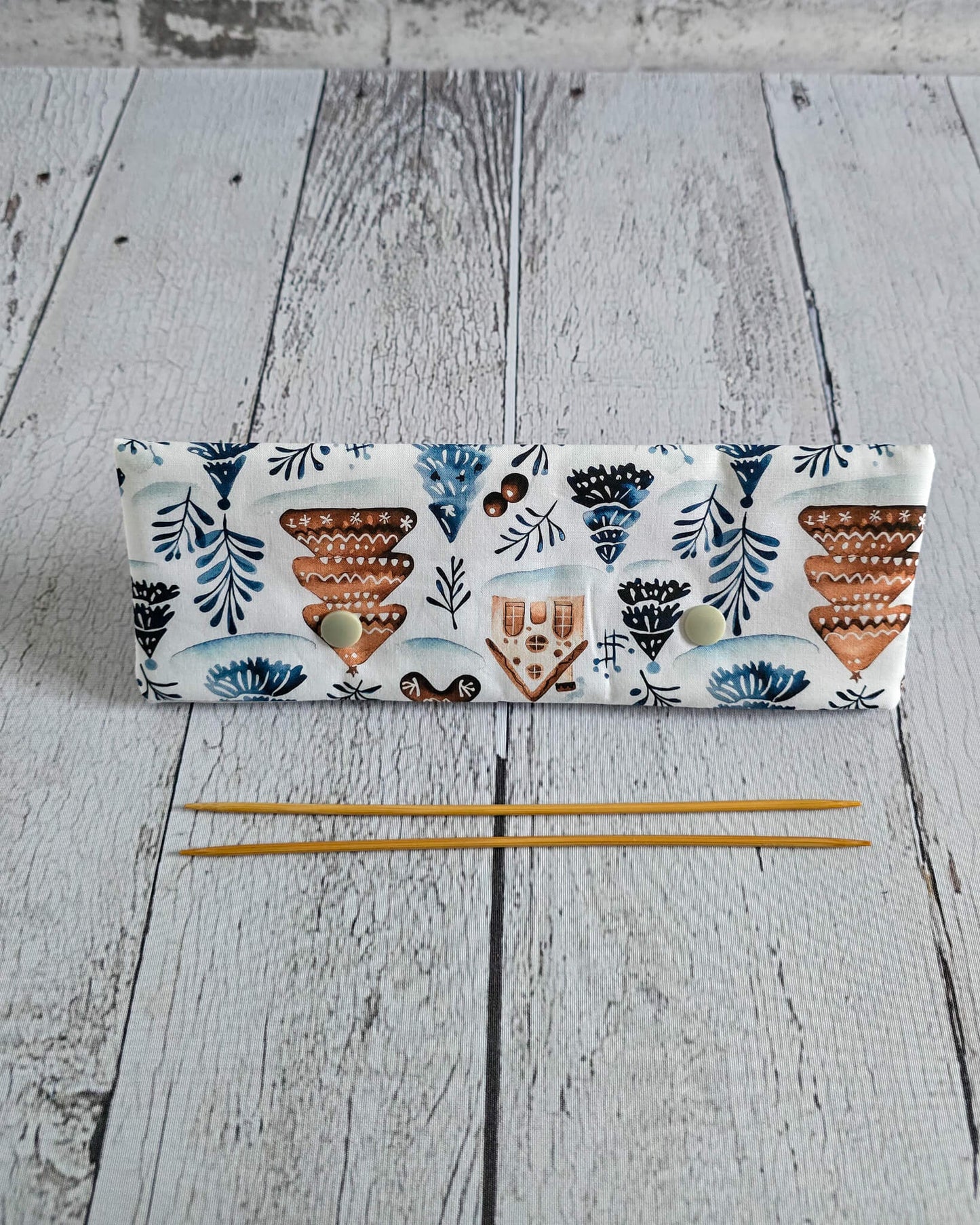 Nadelgarage 20 cm Winter Village mit Häuser- und Tannenmotiv - handgenäht in Bayern von Nadelmikado