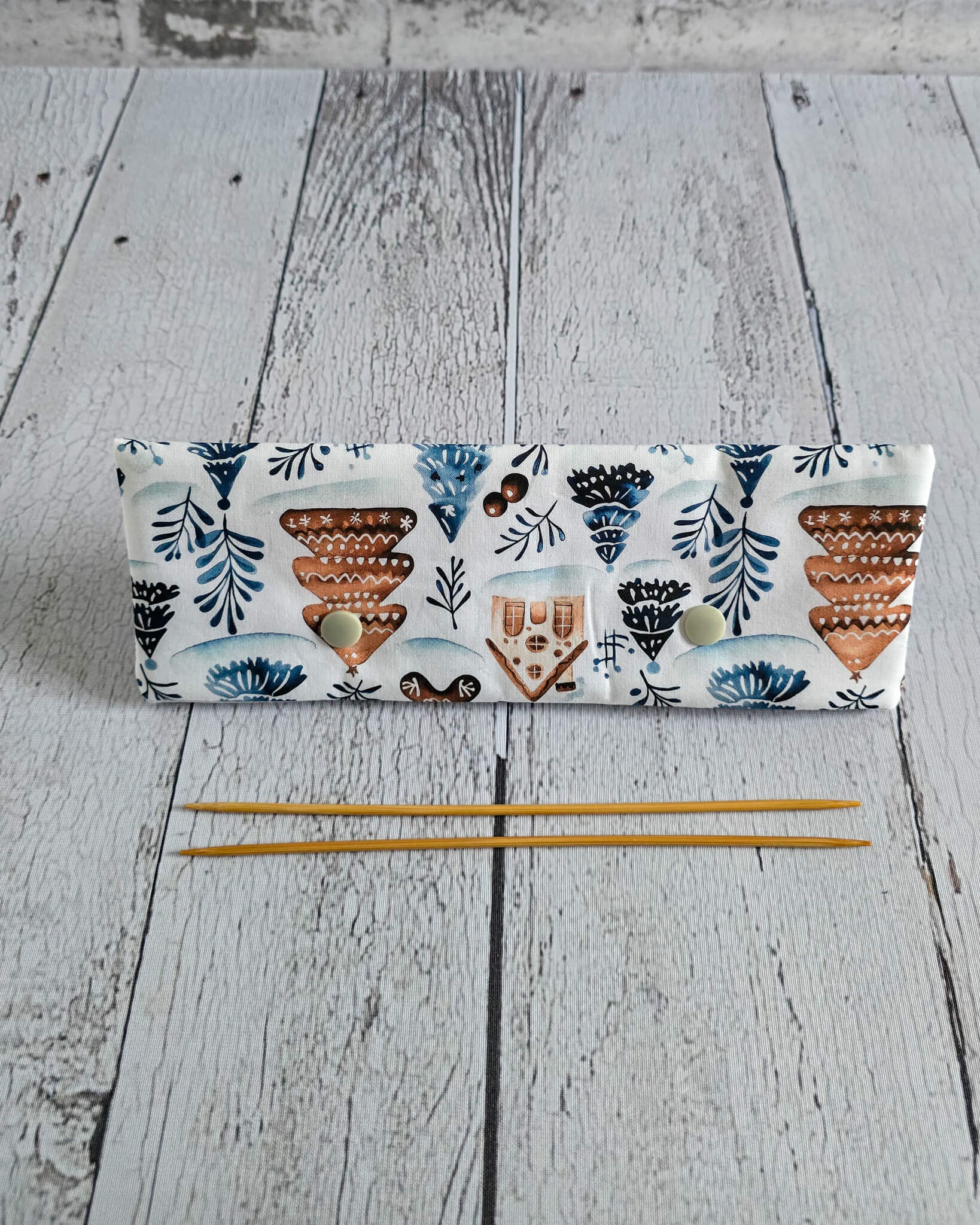 Nadelgarage 20 cm Winter Village mit Häuser- und Tannenmotiv - handgenäht in Bayern von Nadelmikado