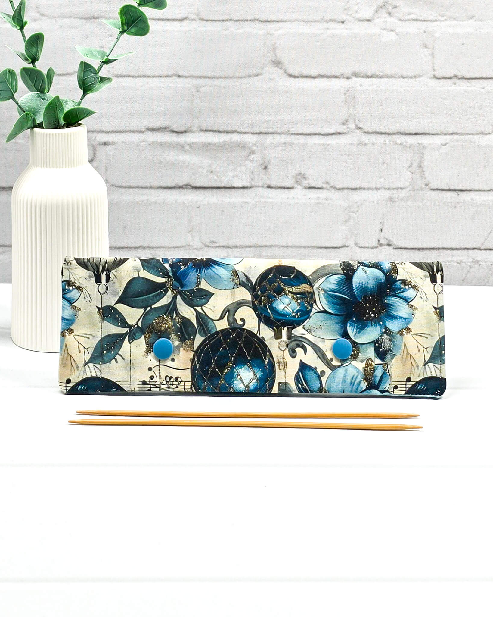 Nadelgarage 20 cm Winterpoesie blau gold handgenäht in Bayern von Nadelmikado