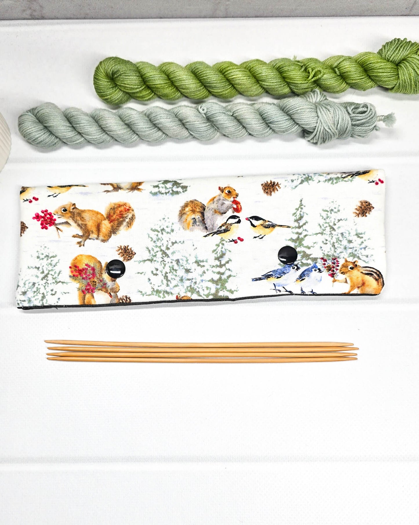 Nadelgarage 20 cm mit Eichhörnchen Waldmotiv handgenäht in Bayern von Nadelmikado