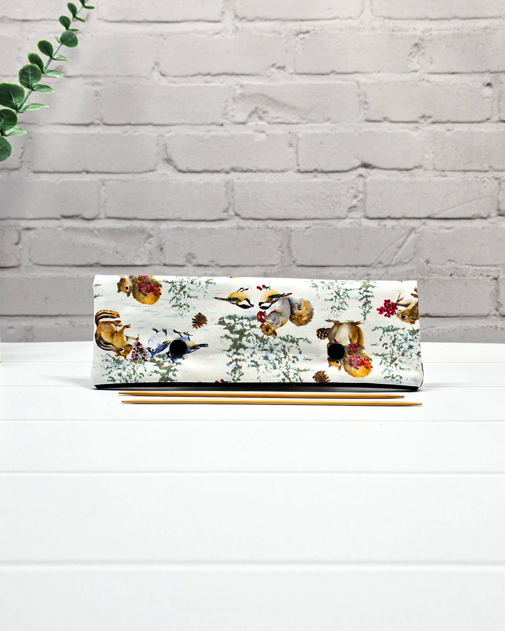 Nadelgarage 20 cm mit Eichhörnchen Waldmotiv handgenäht in Bayern von Nadelmikado