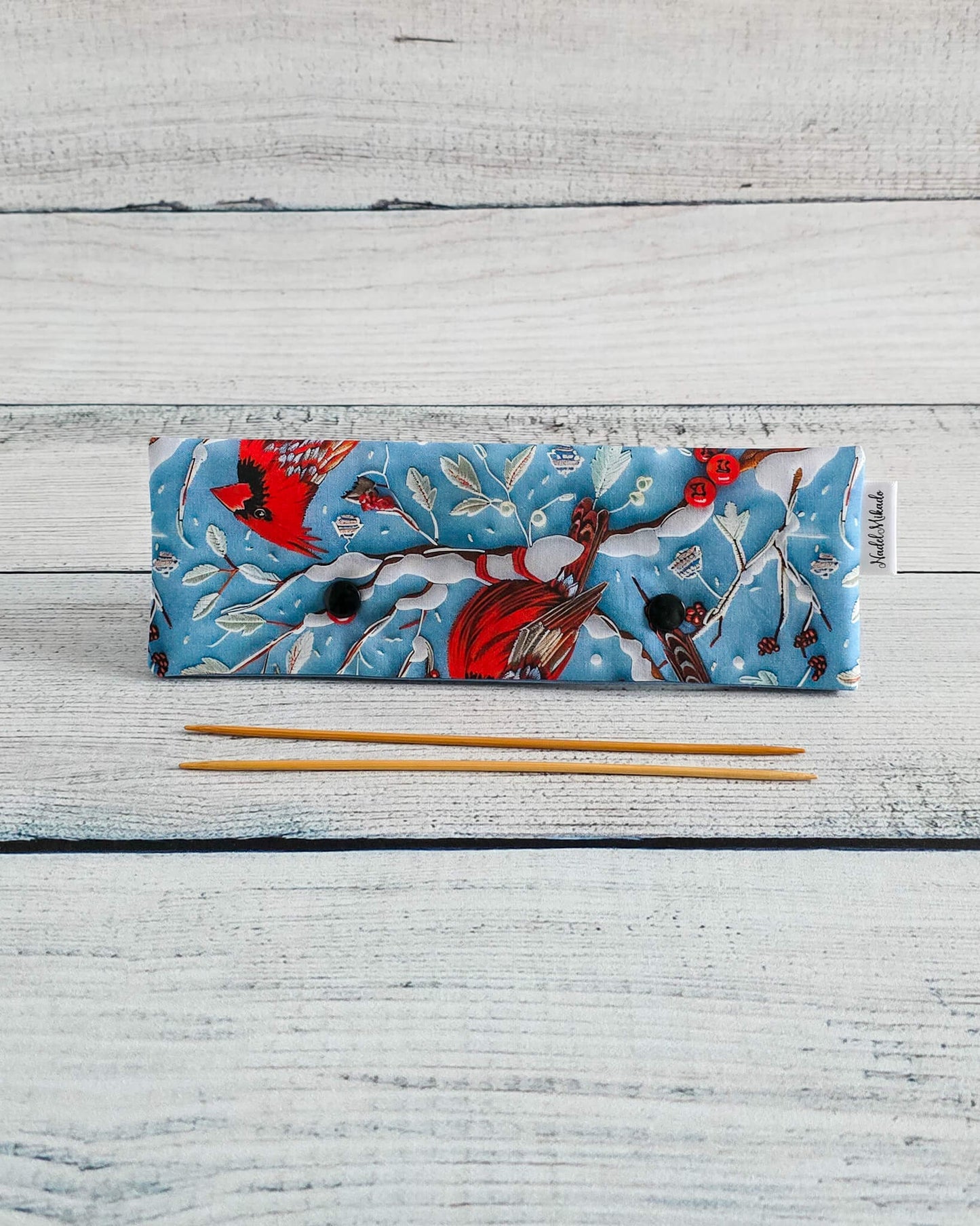 Nadelgarage 20 cm mit Wintervogel und roten Beeren - handgenäht in Bayern von Nadelmikado