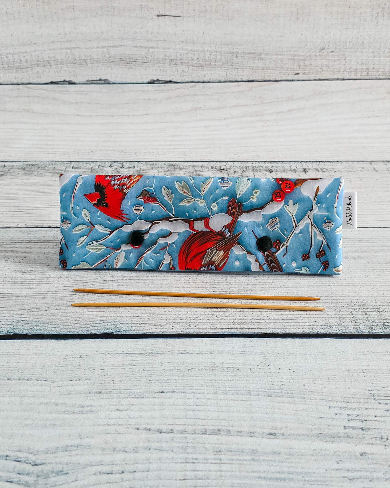 Nadelgarage 20 cm mit Wintervogel und roten Beeren - handgenäht in Bayern von Nadelmikado