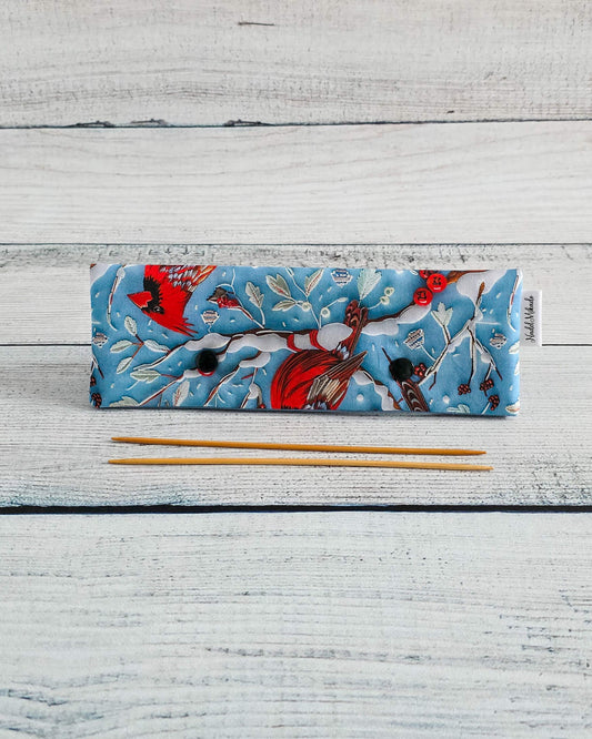 Nadelgarage 20 cm mit Wintervogel und roten Beeren - handgenäht in Bayern von Nadelmikado