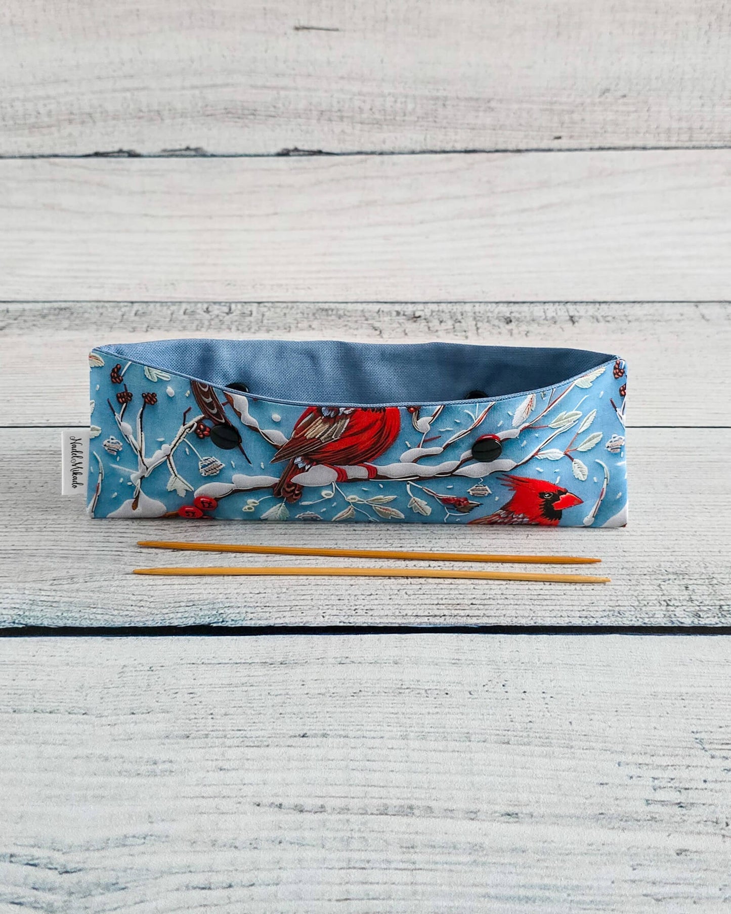 Nadelgarage 20 cm mit Wintervogel und roten Beeren - handgenäht in Bayern von Nadelmikado