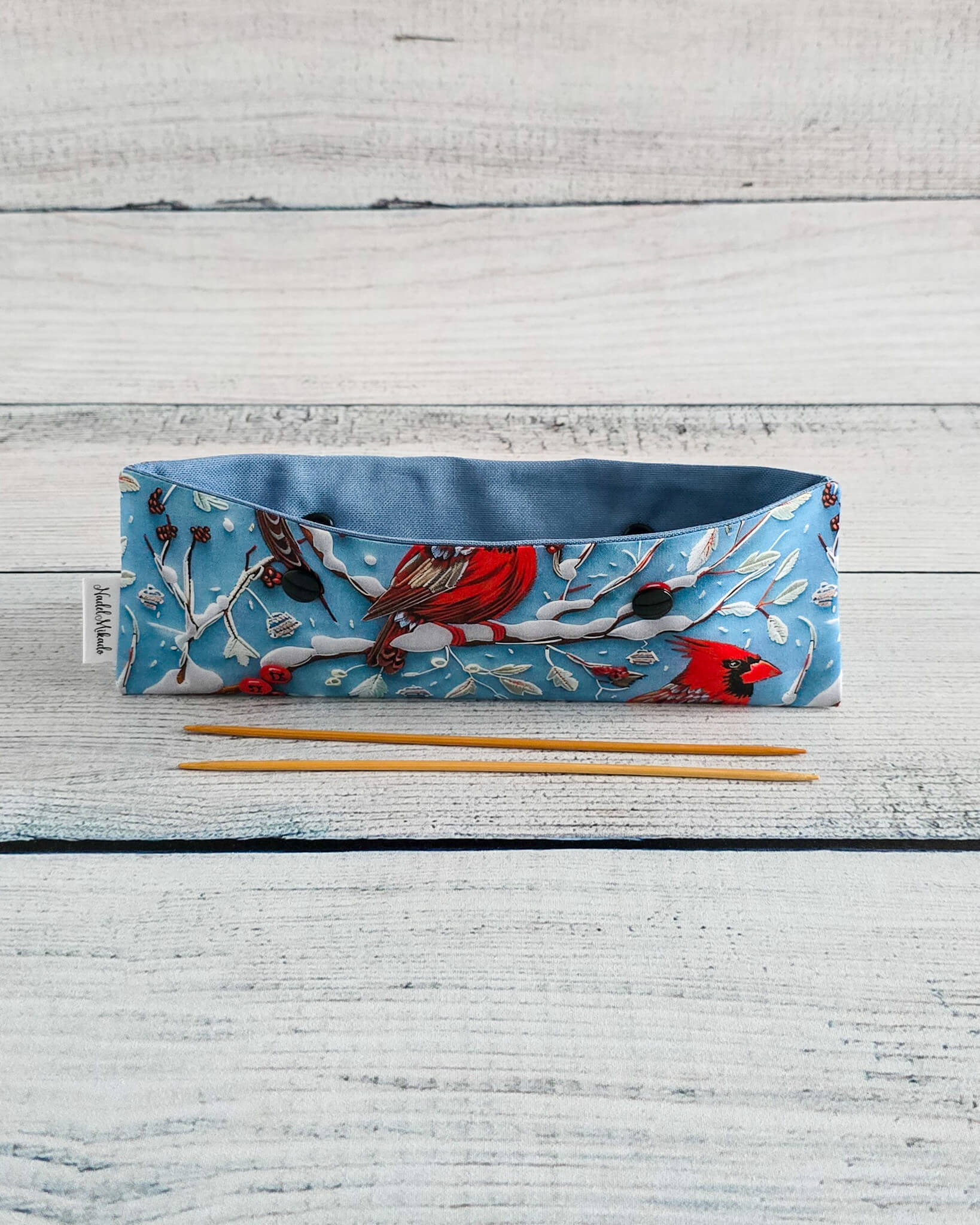 Nadelgarage 20 cm mit Wintervogel und roten Beeren - handgenäht in Bayern von Nadelmikado