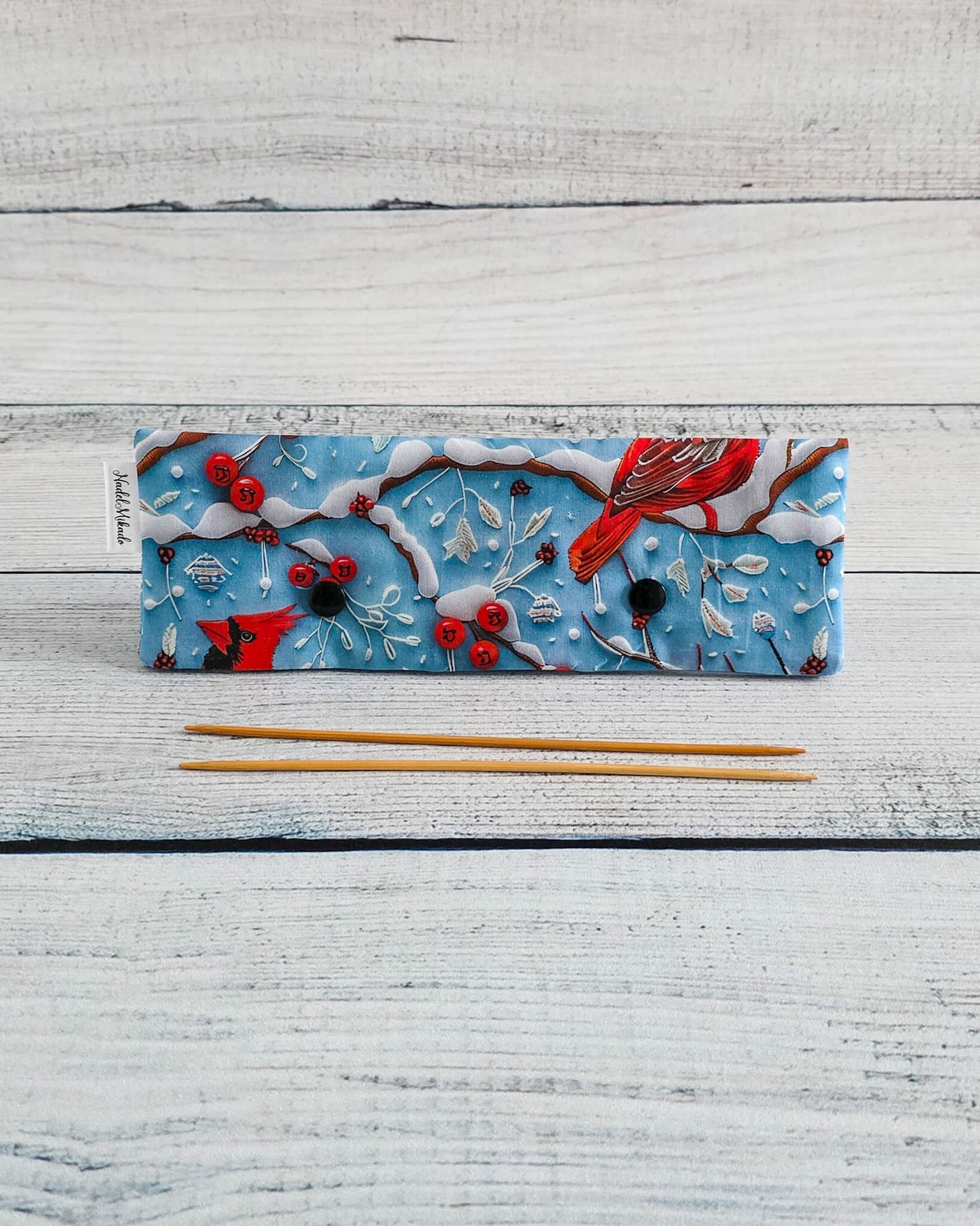 Nadelgarage 20 cm mit Wintervogel und roten Beeren - handgenäht in Bayern von Nadelmikado