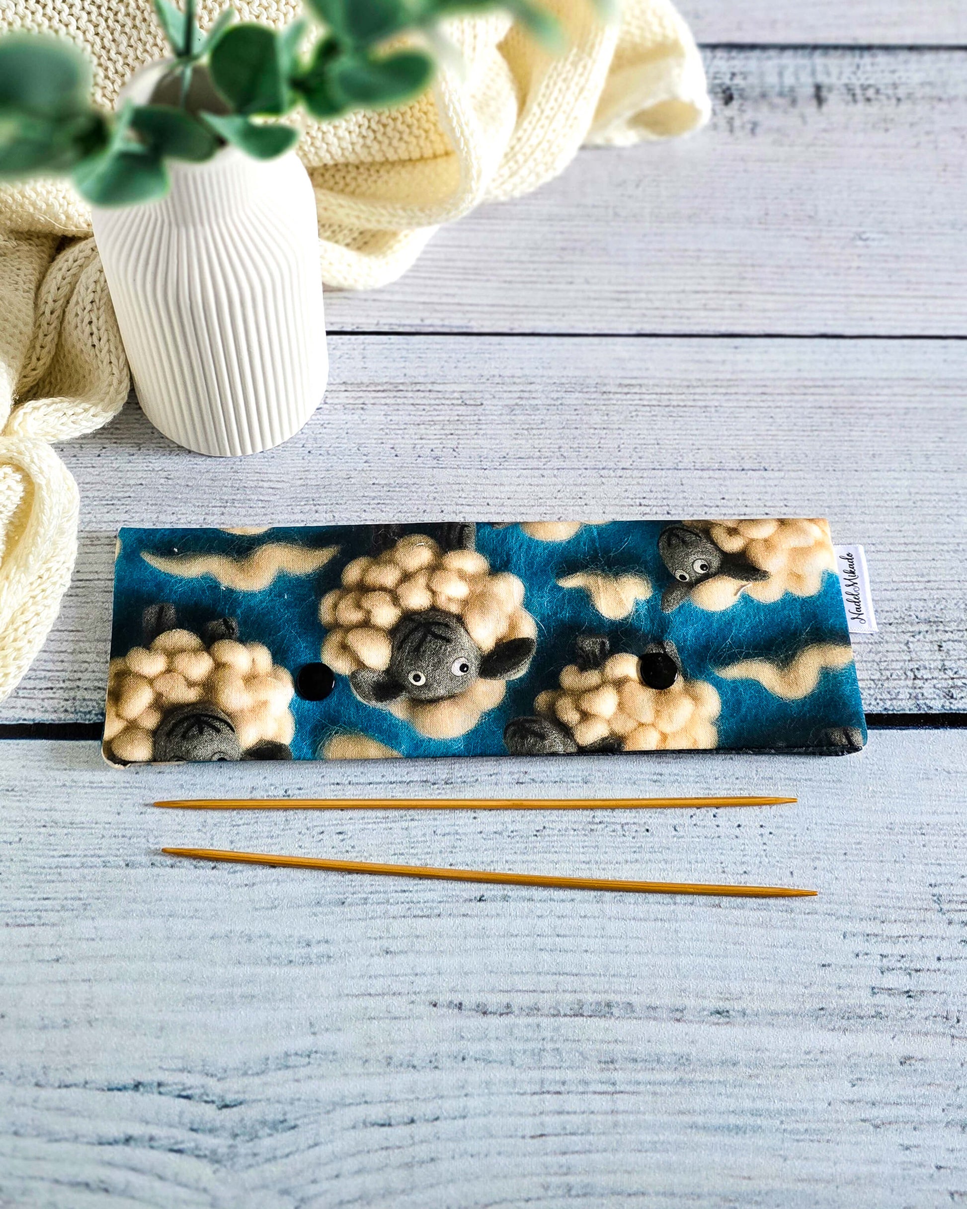 Nadelgarage 20 cm Woolly Sheep – lustige Schafe auf Baumwollstoff, handgemacht in Bayern von Nadelmikado