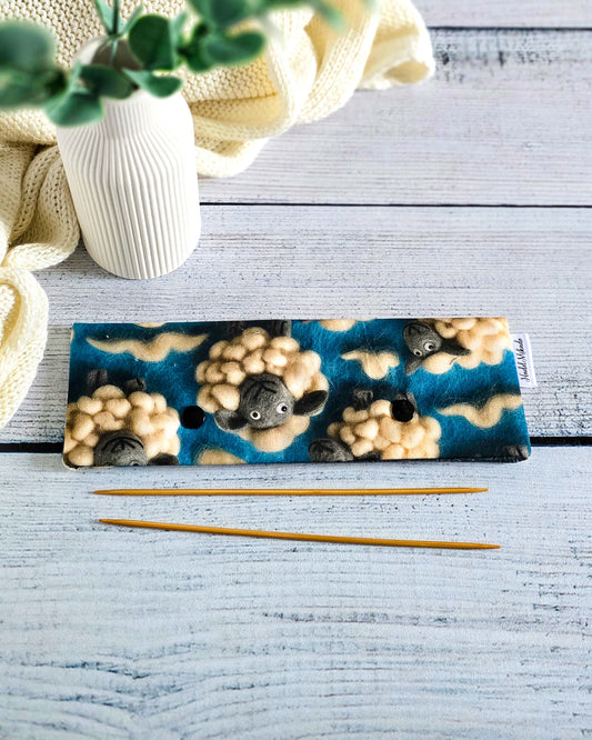 Nadelgarage 20 cm Woolly Sheep – lustige Schafe auf Baumwollstoff, handgemacht in Bayern von Nadelmikado