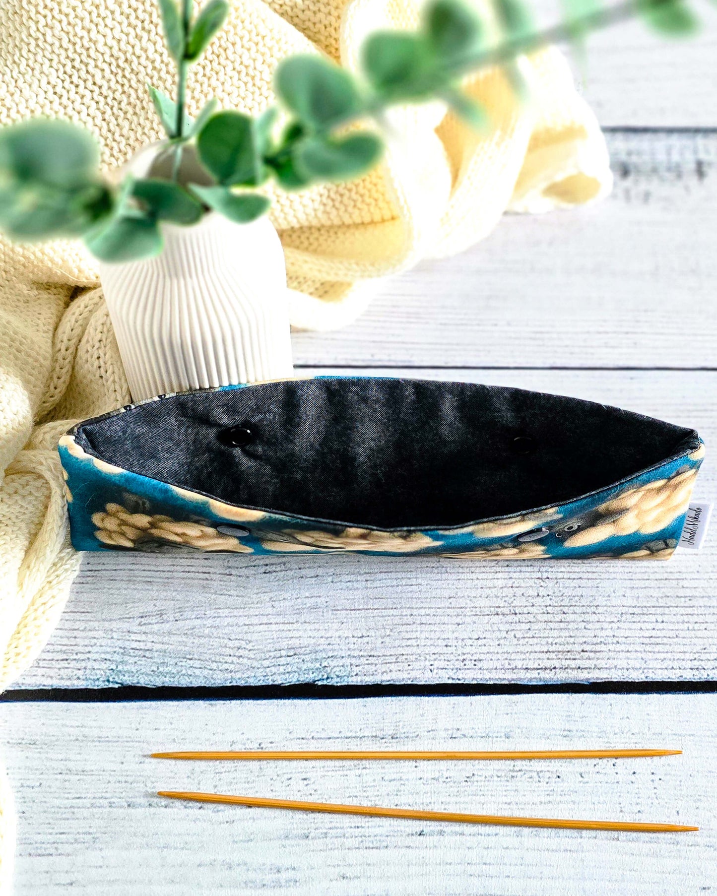 Nadelgarage 20 cm Woolly Sheep – lustige Schafe auf Baumwollstoff, handgemacht in Bayern von Nadelmikado