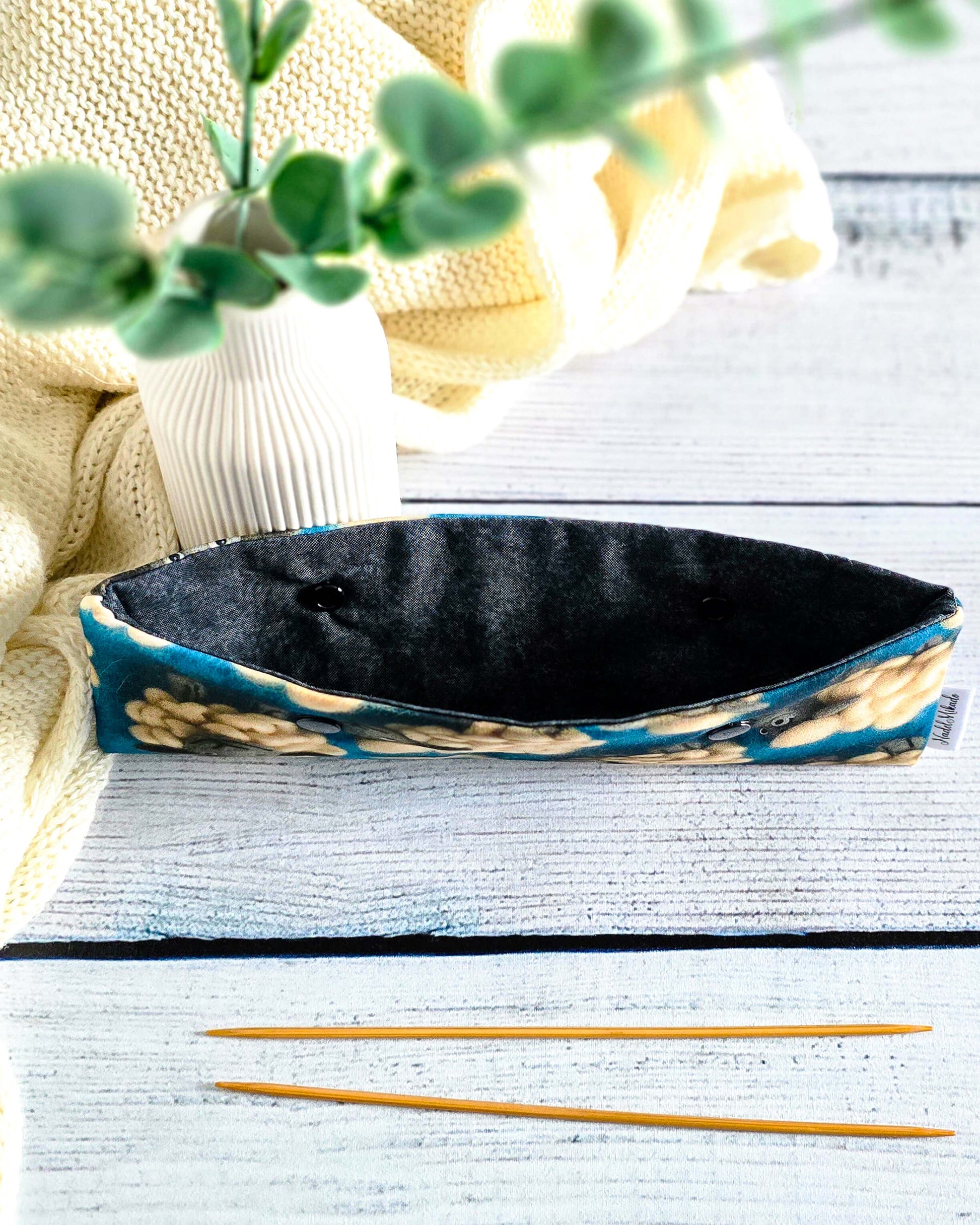 Nadelgarage 20 cm Woolly Sheep – lustige Schafe auf Baumwollstoff, handgemacht in Bayern von Nadelmikado