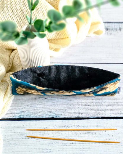 Nadelgarage 20 cm Woolly Sheep – lustige Schafe auf Baumwollstoff, handgemacht in Bayern von Nadelmikado