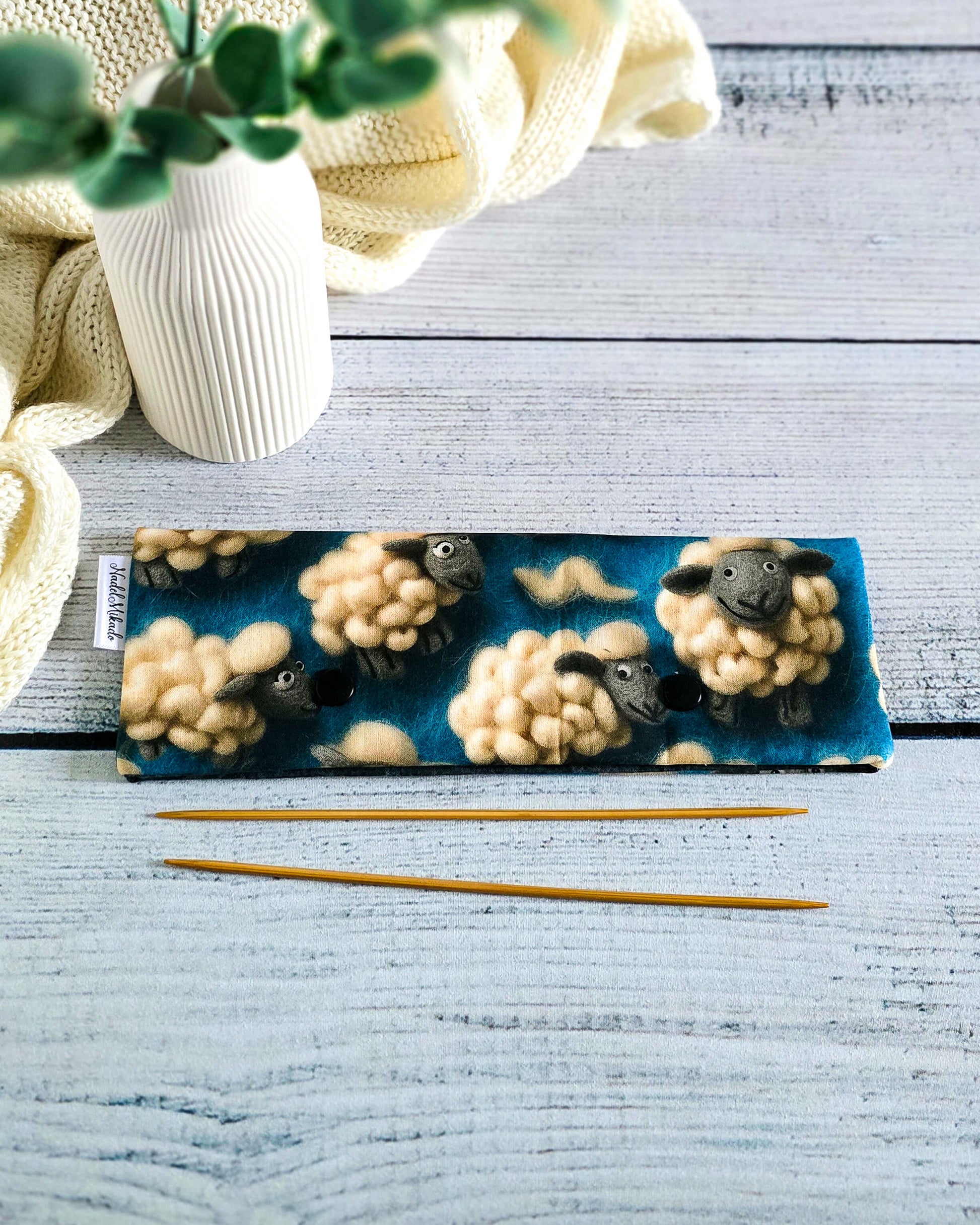 Nadelgarage 20 cm Woolly Sheep – lustige Schafe auf Baumwollstoff, handgemacht in Bayern von Nadelmikado