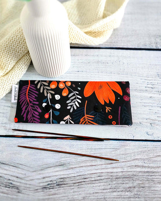 Nadelgarage Autumn Bloom – Stricknadel-Aufbewahrung im floralen Herbstdesign, Bayern, handgenäht von Nadelmikado
