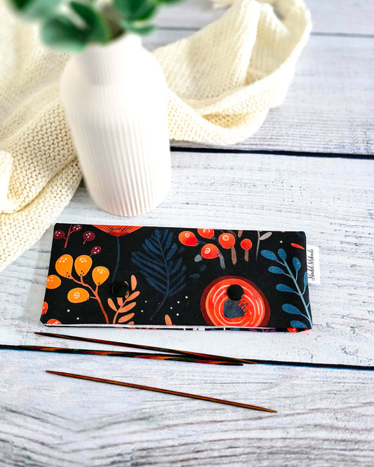 Nadelgarage Autumn Bloom – Stricknadel-Aufbewahrung im floralen Herbstdesign, Bayern, handgenäht von Nadelmikado