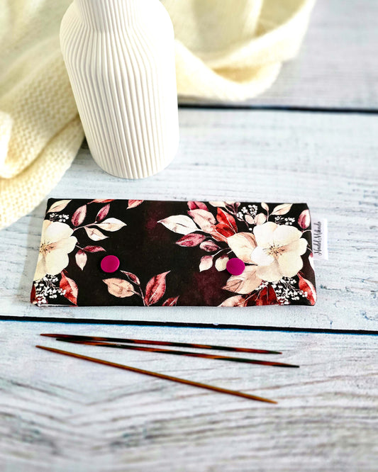 Nadelgarage Autumn Blossom – Stricknadel-Aufbewahrung mit Blütendesign, handgenäht in Bayern von Nadelmikado