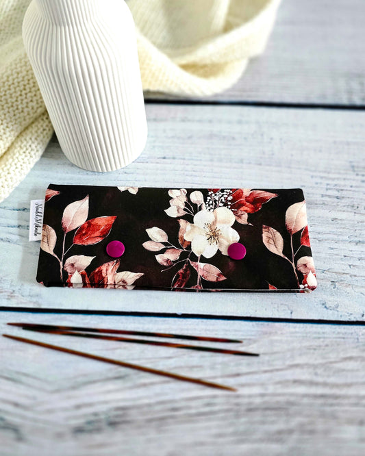 Nadelgarage Autumn Blossom – Stricknadel-Aufbewahrung mit Blütendesign, handgenäht in Bayern von Nadelmikado