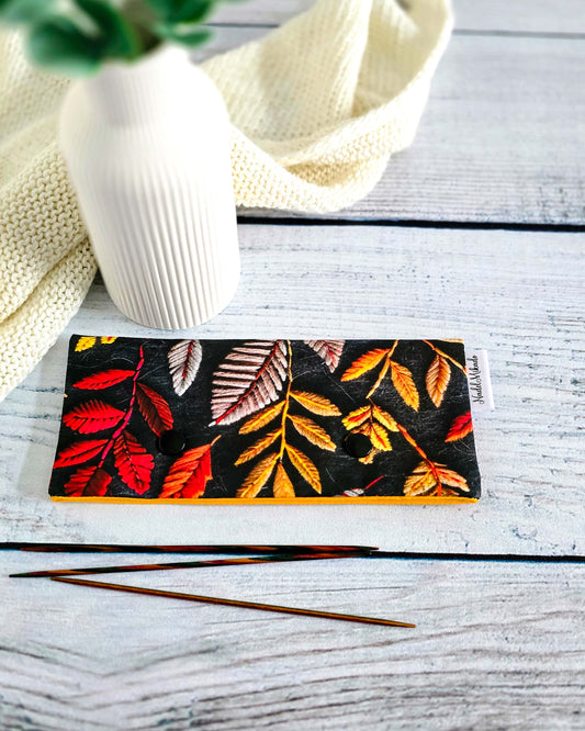 Nadelgarage Autumn Leaves – Stricknadel-Aufbewahrung mit Blätterdesign, handgenäht in Bayern von Nadelmikado