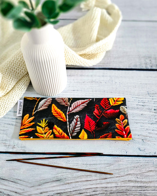 Nadelgarage Autumn Leaves – Stricknadel-Aufbewahrung mit Blätterdesign, handgenäht in Bayern von Nadelmikado