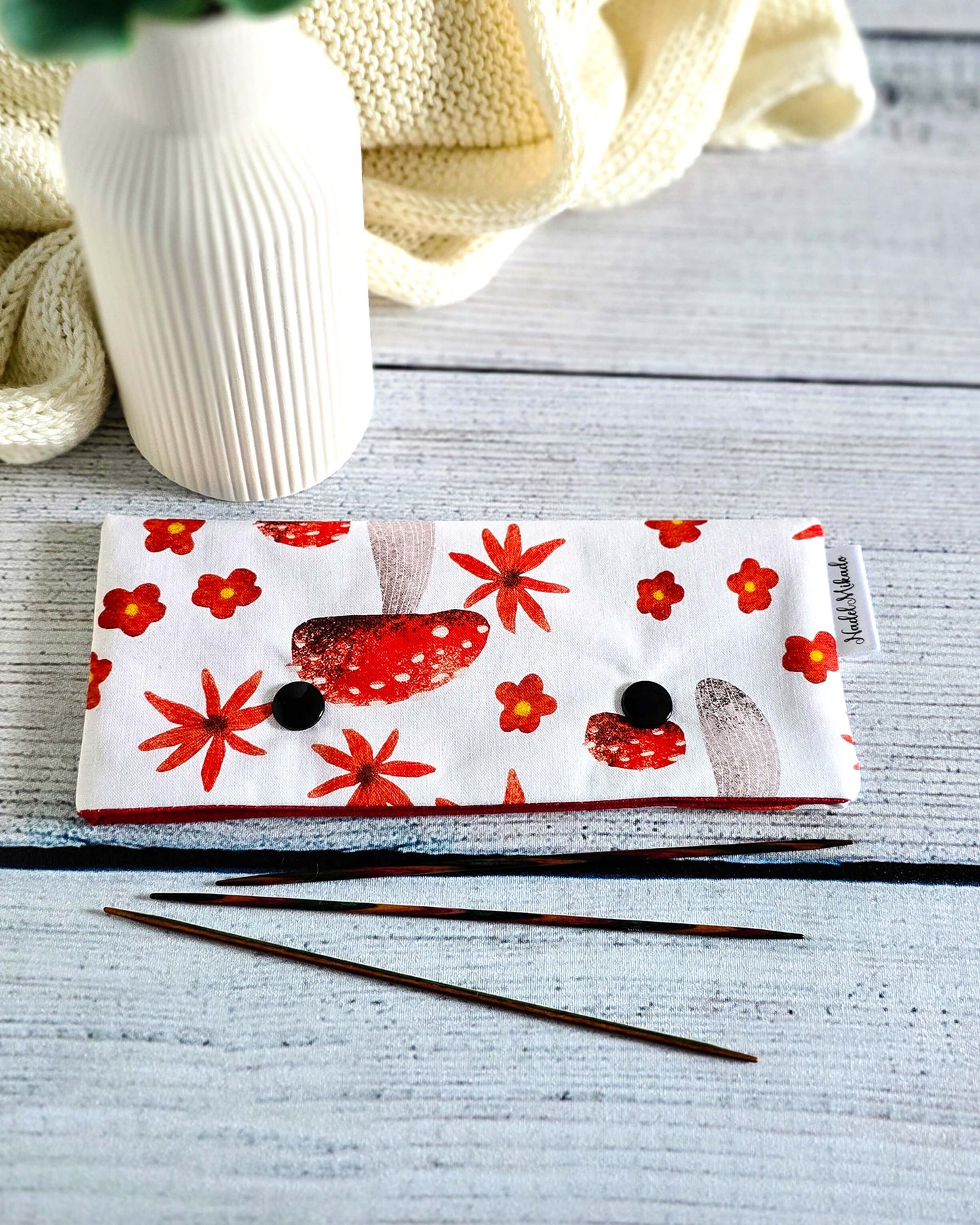 Nadelgarage Autumn Shrooms – Pilzmotiv in Rot und Orange, handgenäht in Bayern von Nadelmikado