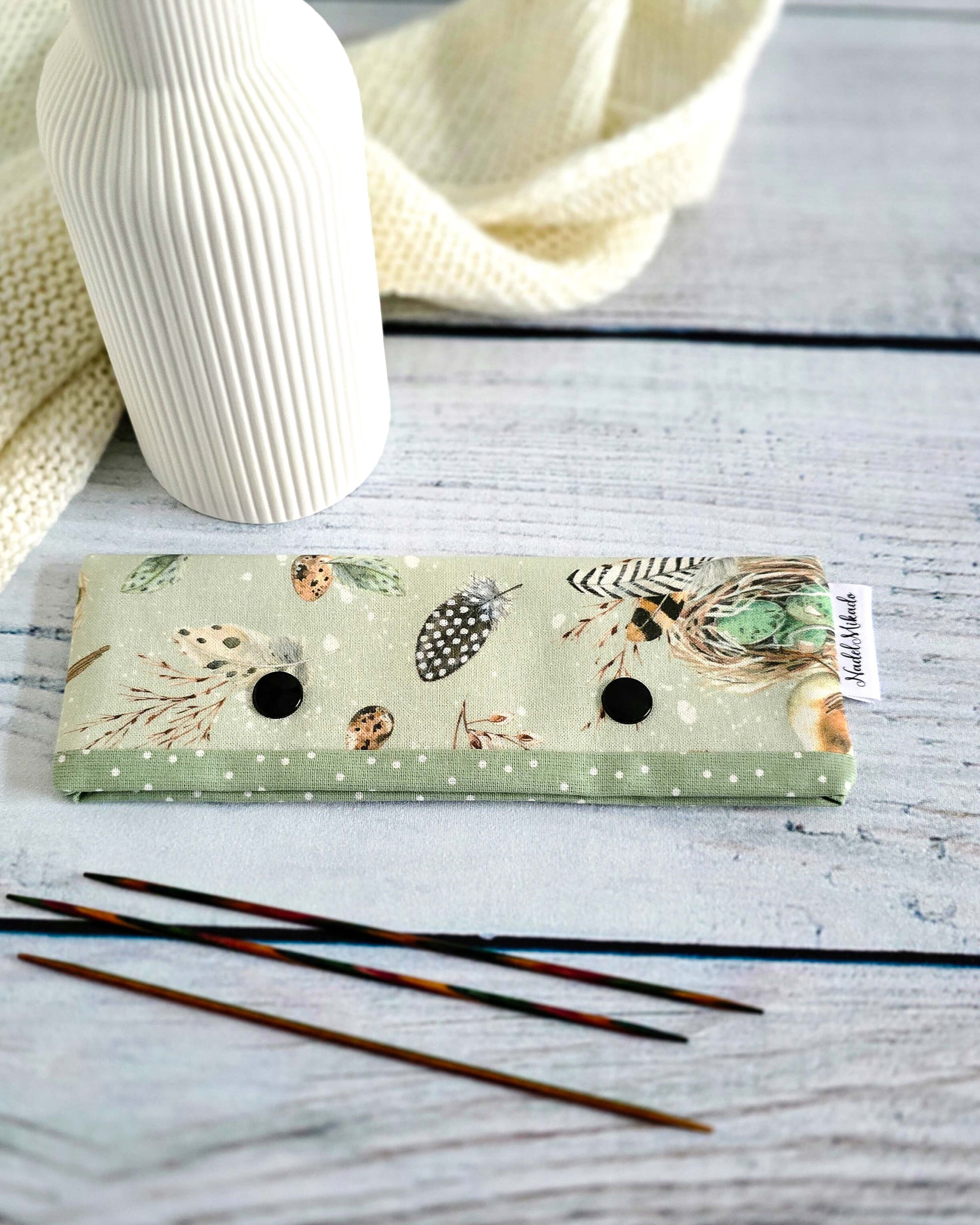 Nadelgarage mit Vogel und Nest – zartes Design für Strickzubehör aus Deutschland-handgenäht von Nadelmikado