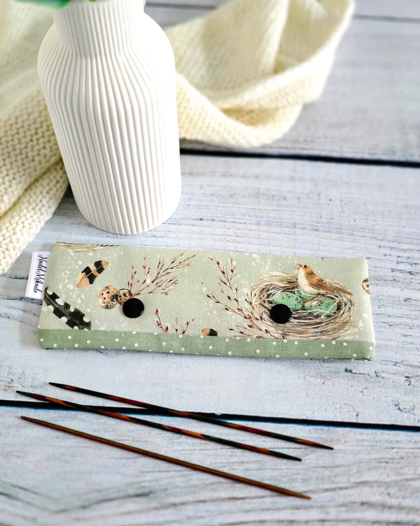 Nadelgarage mit Vogel und Nest – zartes Design für Strickzubehör aus Deutschland-handgenäht von Nadelmikado