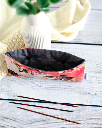 Nadelgarage Foxy Bloom, Stricknadel-Aufbewahrung mit Fuchs- und Blumenmotiv, Bayern, handgenäht von Nadelmikado