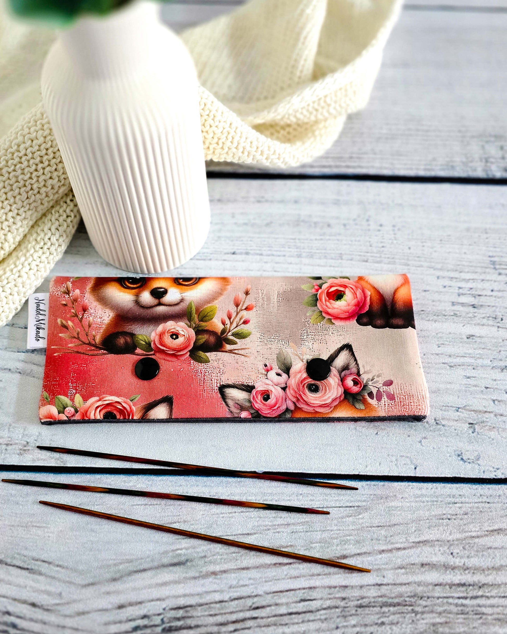 Nadelgarage Foxy Bloom, Stricknadel-Aufbewahrung mit Fuchs- und Blumenmotiv, Bayern, handgenäht von Nadelmikado