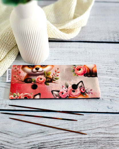 Nadelgarage Foxy Bloom, Stricknadel-Aufbewahrung mit Fuchs- und Blumenmotiv, Bayern, handgenäht von Nadelmikado