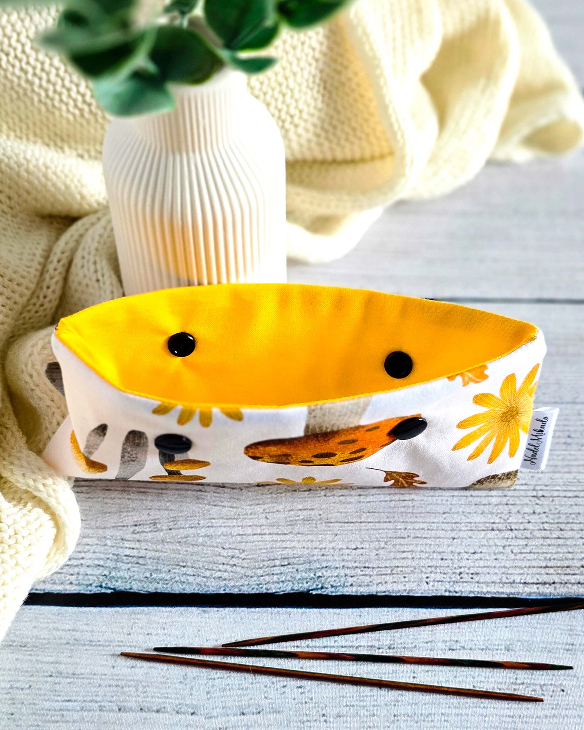 Nadelgarage Golden Shrooms – herbstliches Pilzmotiv in Gelb und Braun, handgenäht in Bayern von Nadelmikado