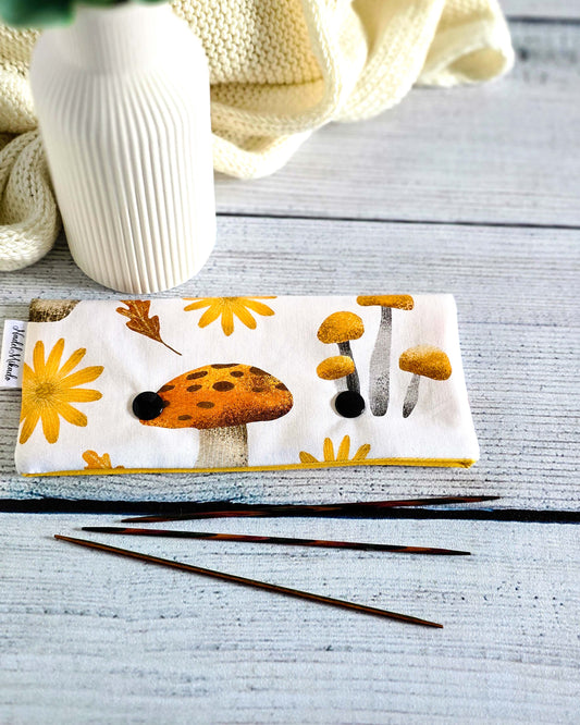 Nadelgarage Golden Shrooms – herbstliches Pilzmotiv in Gelb und Braun, handgenäht in Bayern von Nadelmikado