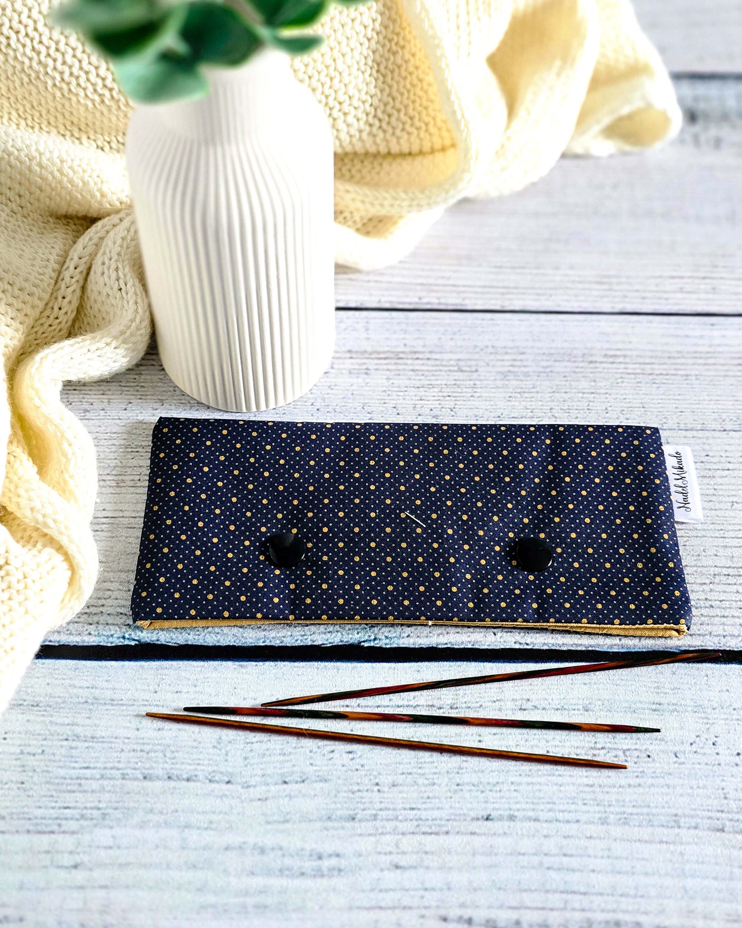 Nadelgarage Midnight Dots – dunkelblau mit goldenen Punkten, handgenäht in Bayern von Nadelmikado