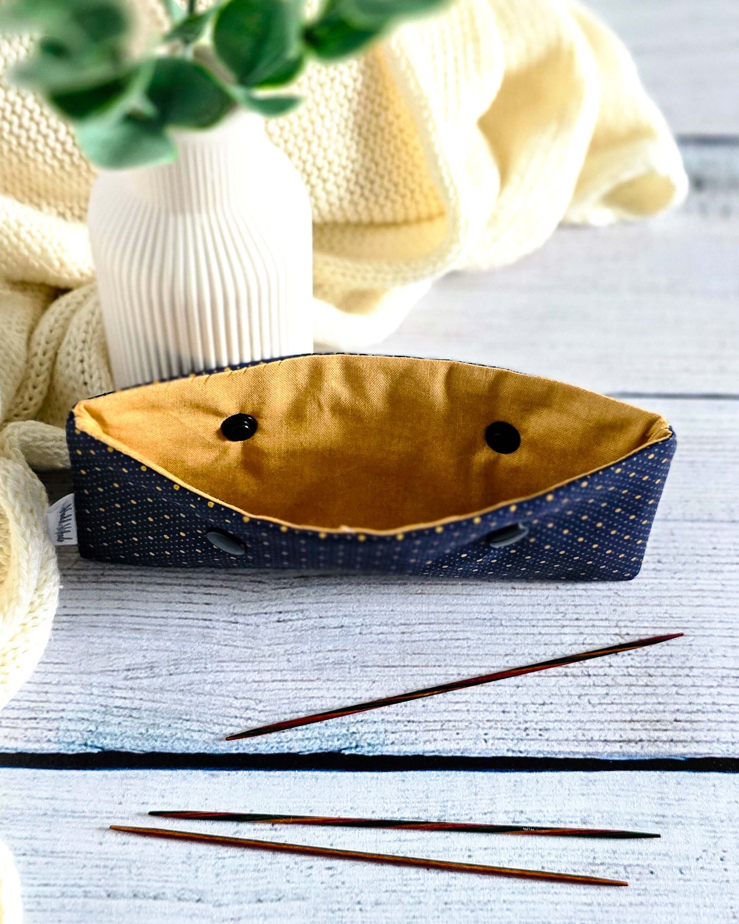 Nadelgarage Midnight Dots – dunkelblau mit goldenen Punkten, handgenäht in Bayern von Nadelmikado