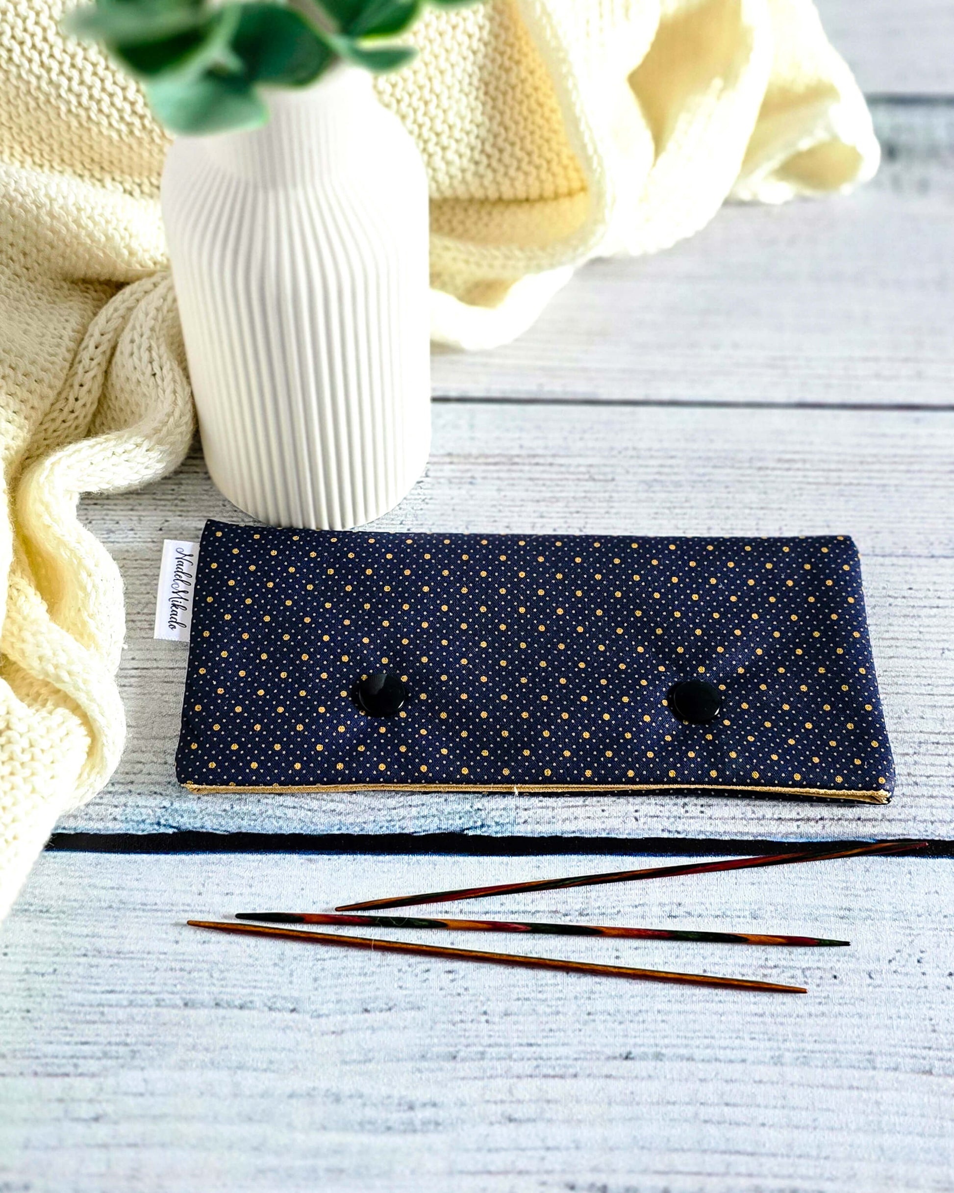 Nadelgarage Midnight Dots – dunkelblau mit goldenen Punkten, handgenäht in Bayern von Nadelmikado