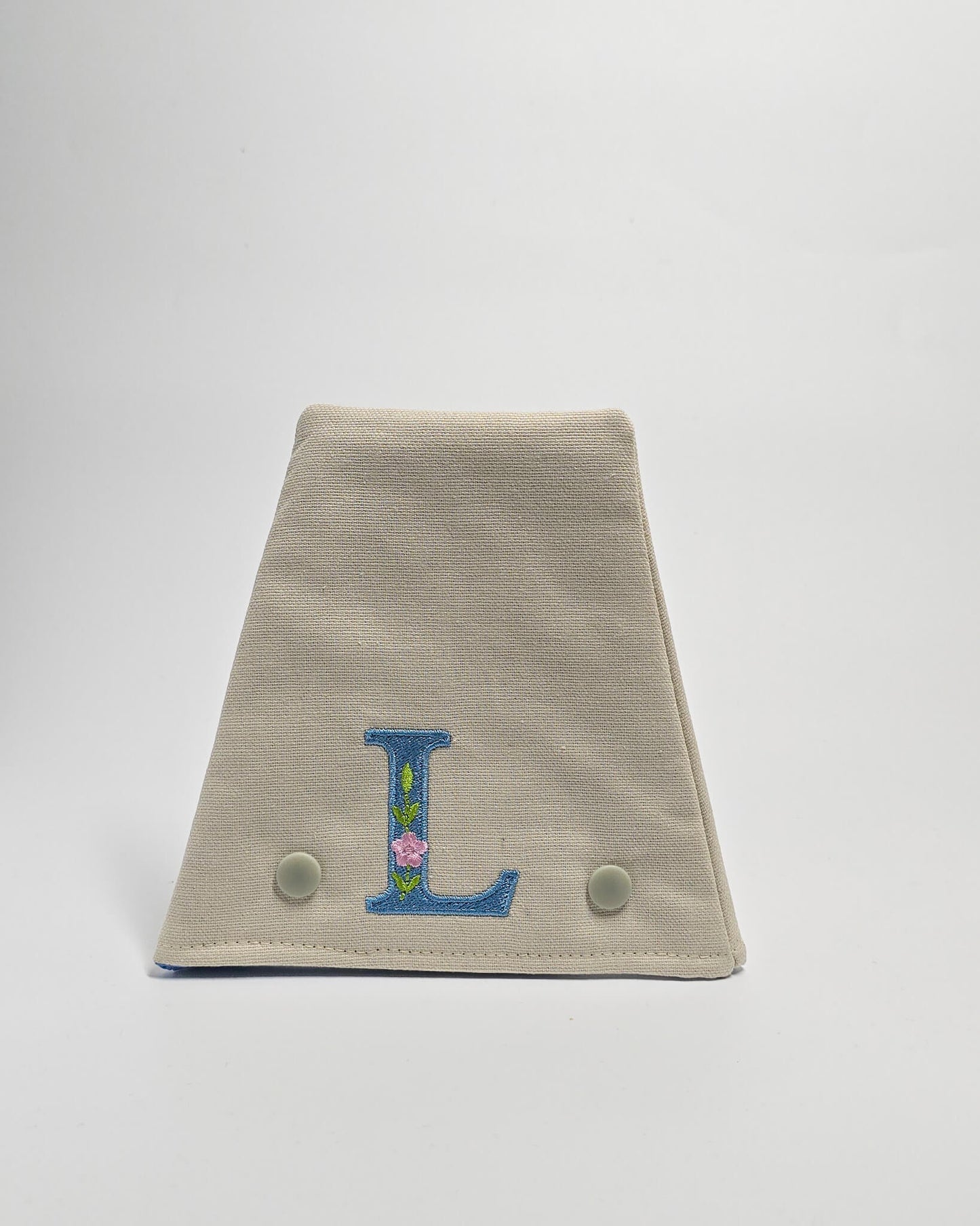 Personalisierte Nadelgarage - Monogramm - Eisblau - handgenäht in Bayern von Nadelmikado