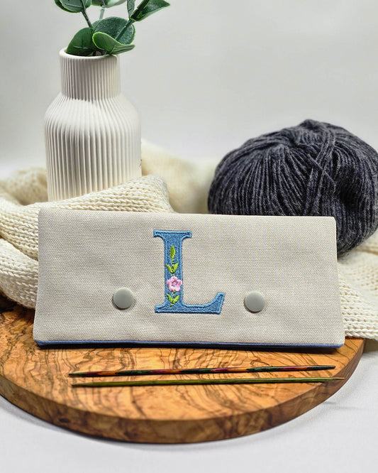 Personalisierte Nadelgarage - Monogramm - Eisblau - handgenäht in Bayern von Nadelmikado