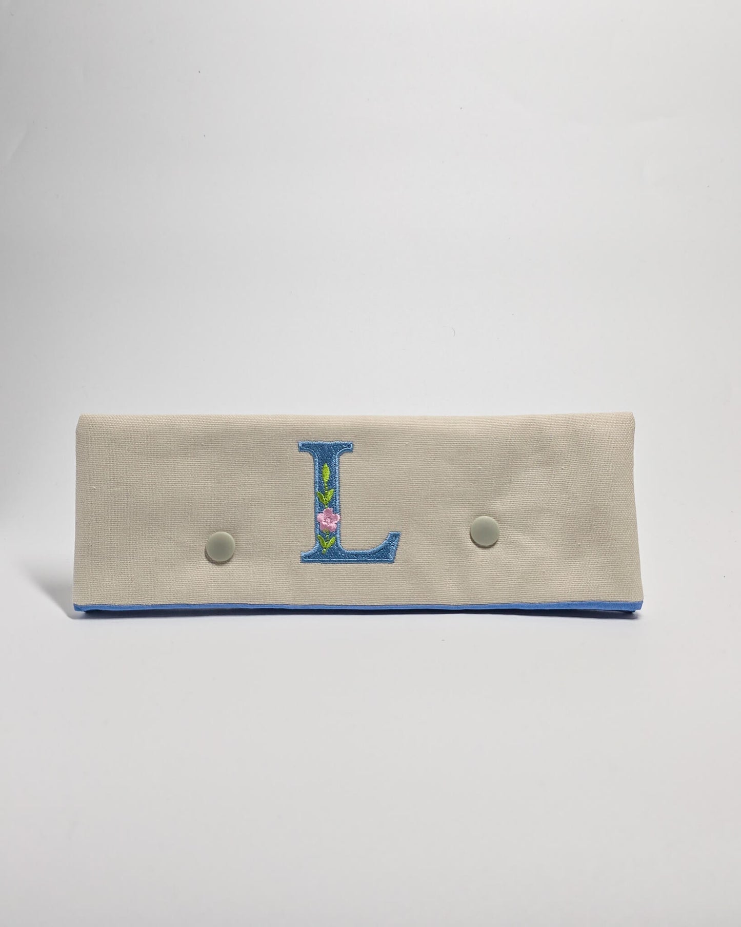 Personalisierte Nadelgarage - Monogramm - Eisblau - handgenäht in Bayern von Nadelmikado