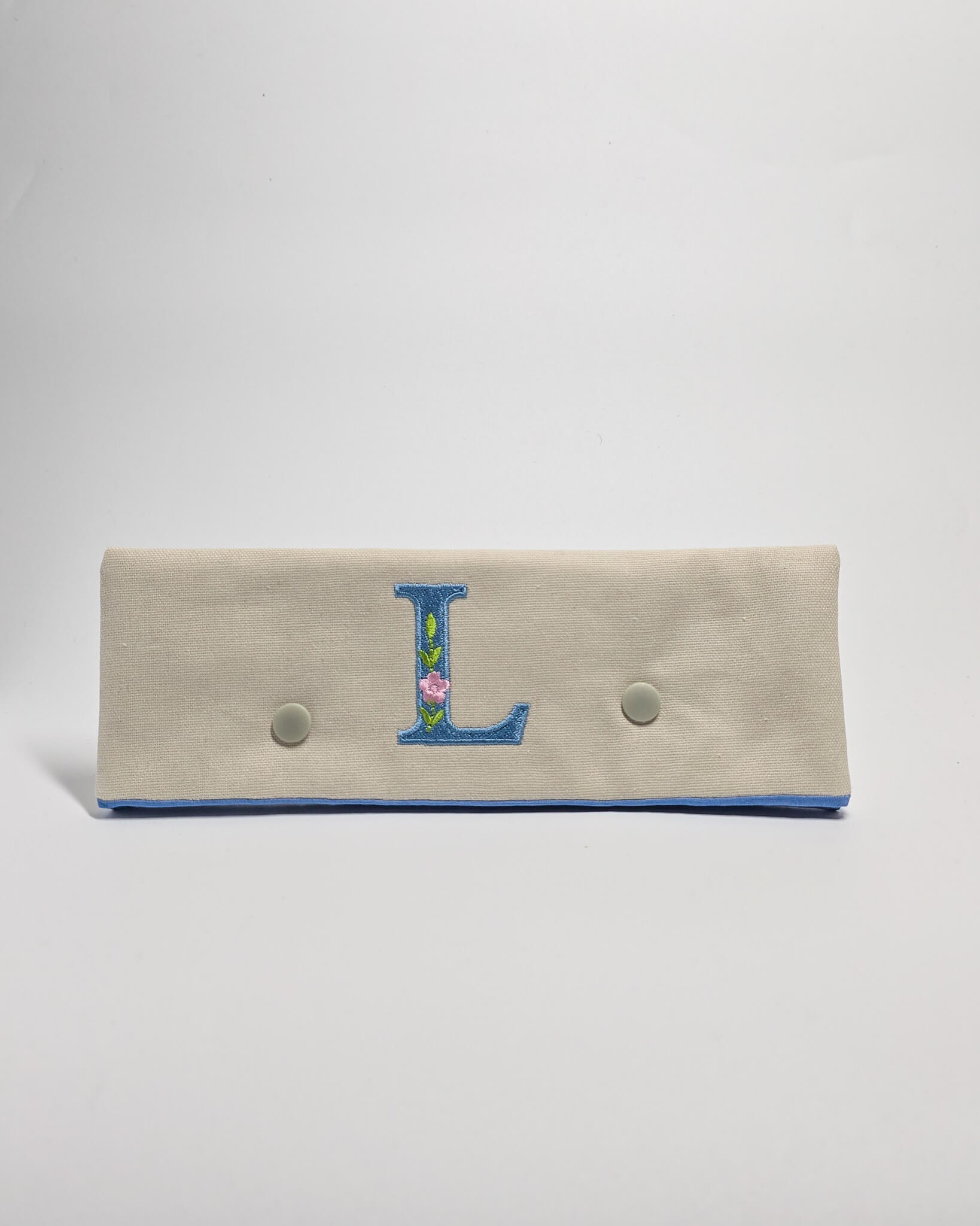 Personalisierte Nadelgarage - Monogramm - Eisblau - handgenäht in Bayern von Nadelmikado