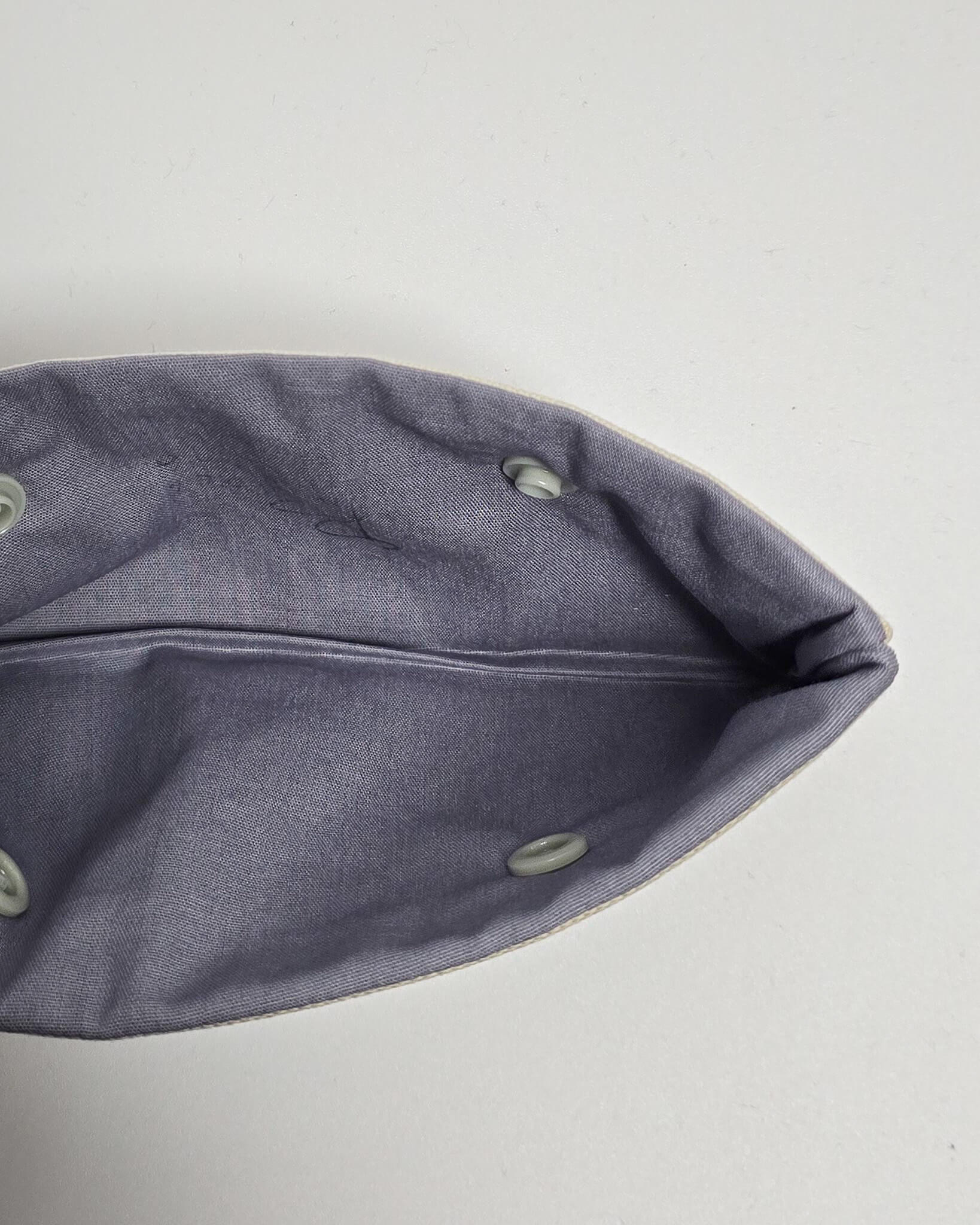 Personalisierte Nadelgarage Grau mit Monogramm – Nadelmikado – handgenäht in Bayern