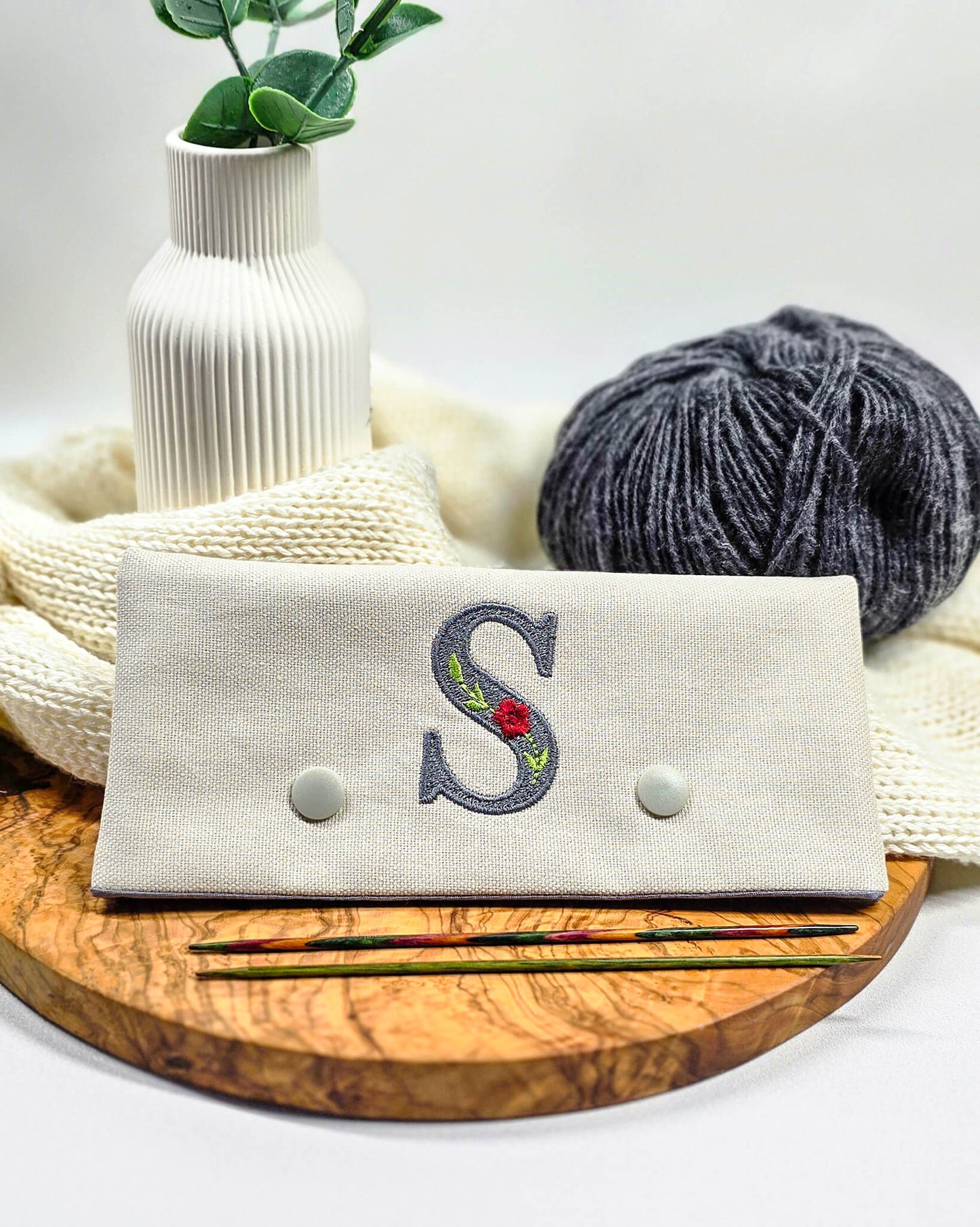 Personalisierte Nadelgarage Grau mit Monogramm – Nadelmikado – handgenäht in Bayern