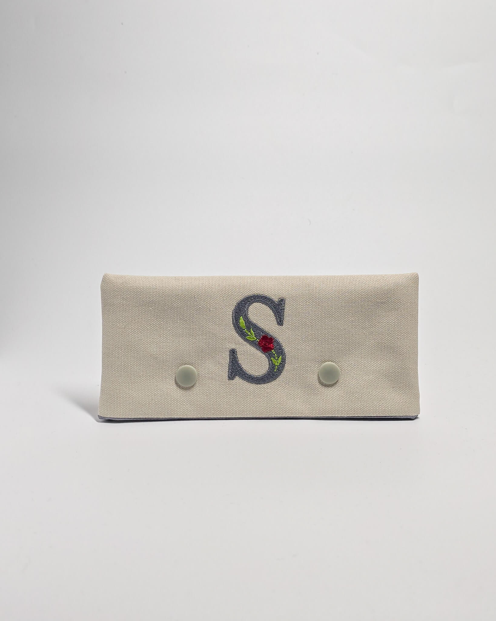 Personalisierte Nadelgarage Grau mit Monogramm – Nadelmikado – handgenäht in Bayern