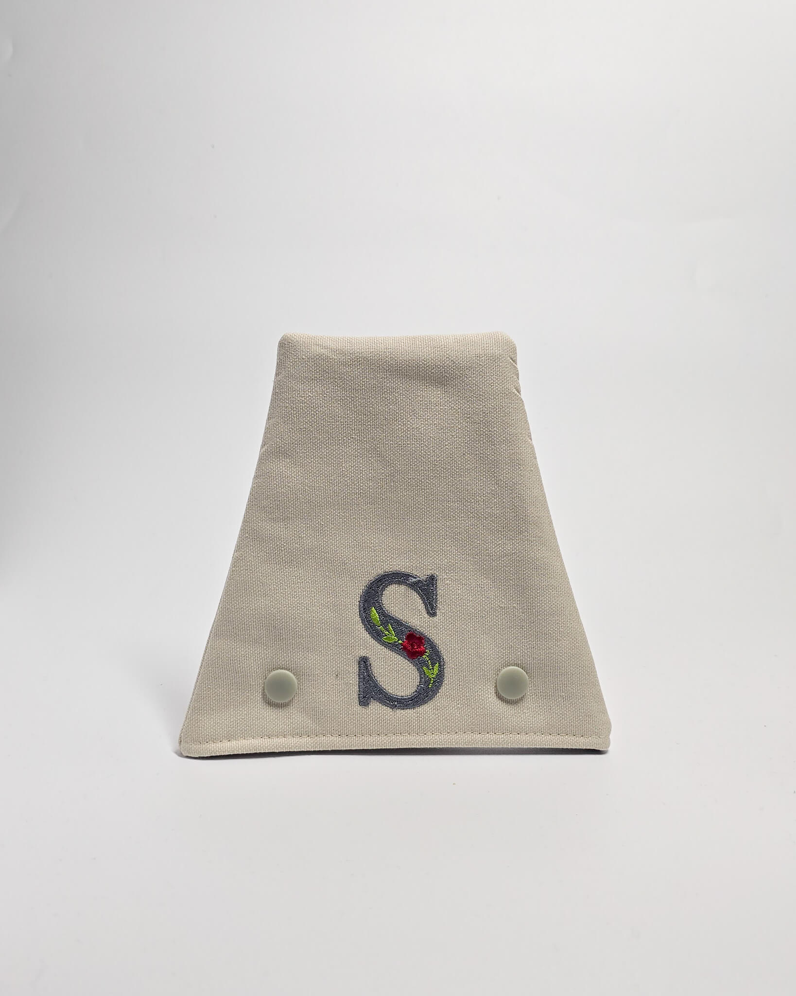 Personalisierte Nadelgarage Grau mit Monogramm – Nadelmikado – handgenäht in Bayern