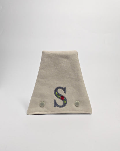 Personalisierte Nadelgarage Grau mit Monogramm – Nadelmikado – handgenäht in Bayern