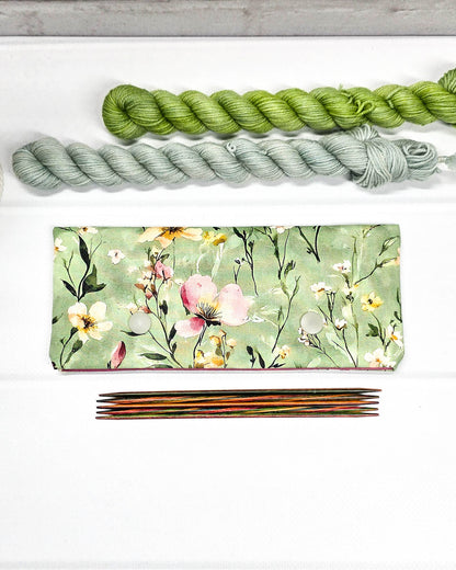 Nadelgarage für 15cm Nadelspiele mit buntem Wildblumenmotiv auf salbeigrünem Grund und zwei hellgrauen Druckknöpfen. Handgenäht in Bayern von Nadelmikado.