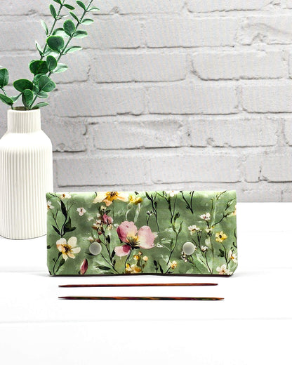 Nadelgarage für 15cm Nadelspiele mit buntem Wildblumenmotiv auf salbeigrünem Grund und zwei hellgrauen Druckknöpfen. Handgenäht in Bayern von Nadelmikado.