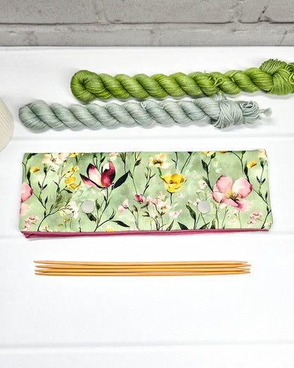 Lange Nadelgarage für 20cm Nadelspiele mit buntem Wildblumenmotiv auf salbeigrünem Grund und zwei hellgrauen Druckknöpfen. Handgenäht in Bayern von Nadelmikado.