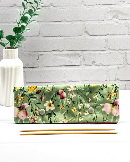Lange Nadelgarage für 20cm Nadelspiele mit buntem Wildblumenmotiv auf salbeigrünem Grund und zwei hellgrauen Druckknöpfen. Handgenäht in Bayern von Nadelmikado.